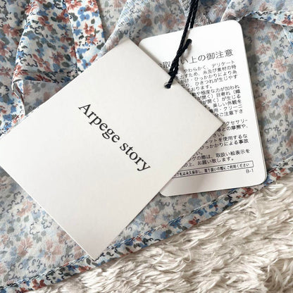 JUSGLITTY 新品タグ付 フリルネックシアーブラウス 小花柄